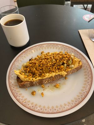 Toast with cashew « cheese » and sweet potato at Dale Café  in Madrid