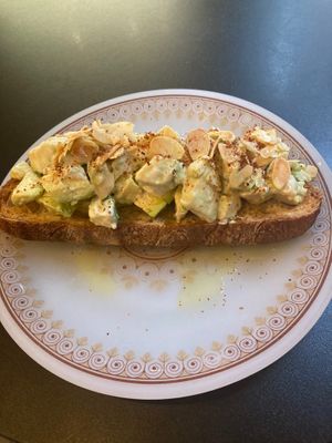 Avocado and tahini toast at Dale Café  in Madrid