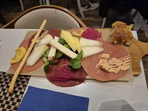 Tagliere con salumi e formaggi vegan, frutta e creme Spalmabili come hummus classico e di barbabietola. Più torta di mele e cannella at Enoteca Cinque Sensi in La Spezia