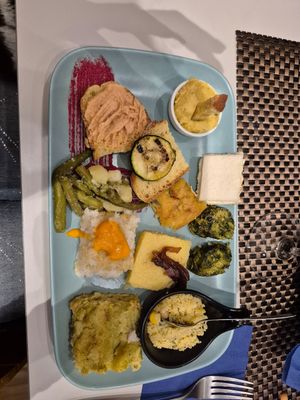 Torta scema con peperoni, polenta e cipolle caramellate, fagiolini e patate, crostini con verdure grigliate, tramezzino con maionese vegan, hummus, lasagne al pesto. at Enoteca Cinque Sensi in La Spezia