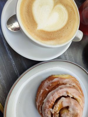 Zimtschnecke mit Hafermilch Cappuccino at GoldAmmer Café in Herrenberg