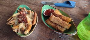 Cheesy Bacon Fries links, Mozzi Sticks rechts. Gibt es auch mit Preiselbeeren, schmeckt dann ähnlich wie Back Camembert. Beides sehr lecker. at Savory in Frankfurt