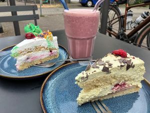 Ampeltorte und Himbeer-Pistazien-Torte mit Erdbeershake  at Savory in Frankfurt