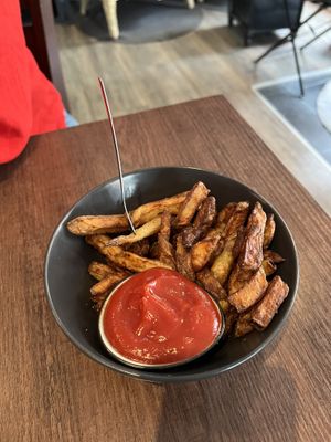 Kleine Pommes mit Ketchup 🥔 🍅   at Savory in Frankfurt
