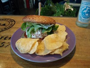 burger with "chips" at Savory in Frankfurt