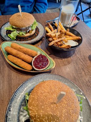 Hot Chili Burger, Mozzi Sticks, 🍟 at Savory in Frankfurt
