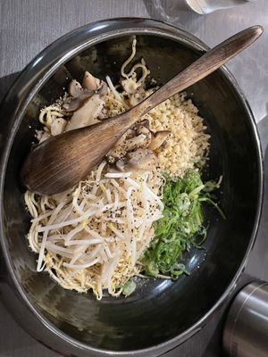 Black pepper flavor hot bowl  at Ippeiya - 元祖広島まぜ麺 一平や in Hiroshima
