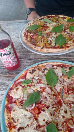 Pizza Hawaii und Cheesy Garlic at NOAH in Mainz