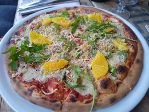 Weekly pizza with oranges and fennel at NOAH in Mainz