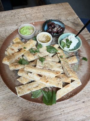 Appetizers for two! The dough is sooo crunchy and the antipasti could not be tastier! The agave mustard is 😋  at NOAH in Mainz