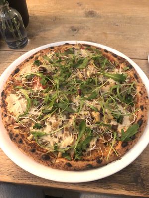 Shrooms pizza with homemade cashew cheese (14€) #Veganuary at NOAH in Mainz