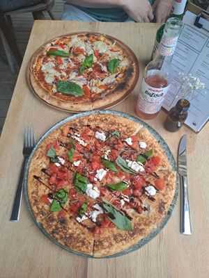 Fuego pizza (top) and pizza of the week (bruschetta style) at NOAH in Mainz