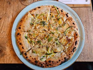Pizza of the week: Cashew cheese, lemon slices, smoked tofu, almonds, zucchini, lemon thyme, vegan parmesan at NOAH in Mainz