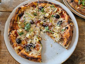 Pizza of the week: Cashew cheese, eggplant, zucchini, olives, onions, garlic, fresh oregano at NOAH in Mainz