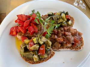 Mixed croutons with vegetables from their own  garden.
Wow, soooo full of flavour! Just give me this, i’m good for the rest of the meal🤩 at Agriristoro Alla Terra in Castagneto Carducci