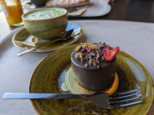 Matcha Latte und Schoko Törtchen at Die Maisterei in Wetzlar