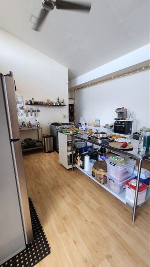 Vista de la mesa principal hacia la cocina. at Imenü in Escazu