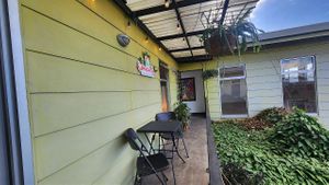 Espacio de balcón con sillas para parejas. at Imenü in Escazu