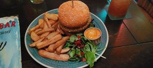 Avocado burger and fries with (vegan) burger sauce at Roxy's Tikibar in Nijmegen