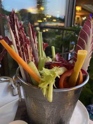 Mega cesto di cruditè - occhio al pinzimonio che non credo sia vegan (era bianco)  at La Plume in Peschiera Del Garda