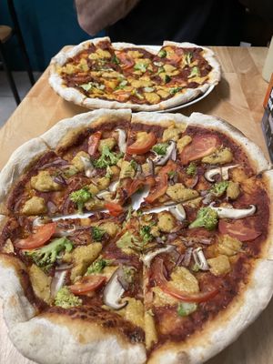 Mexican and Italian pizza with vegan cheese and vegetables    at  夏太熱 Summer Too Hot Pizzatopia in Hualien