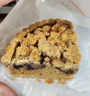 Lemon berry crumble bar at Mattna Bakery - 맛나베이커리 in Chuncheon