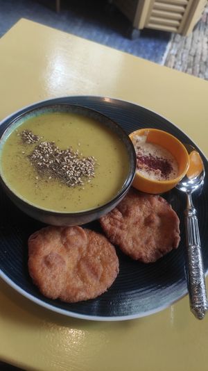 Linzen-pastinaak-curry soep met flatbread (glutenvrij) en hummus at La Cantine à la Minute in Zaltbommel