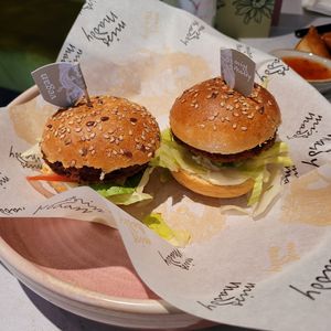"Kip" burgers at Miss Maddy in Delft