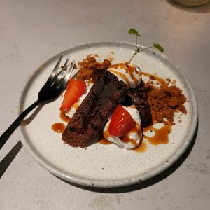 Brownie met karamel en vegan slagroom at Miss Maddy in Delft