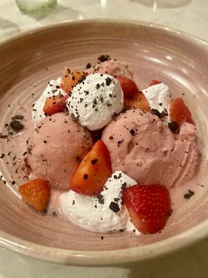 Fresh strawberries with ice cream   at Miss Maddy in Delft