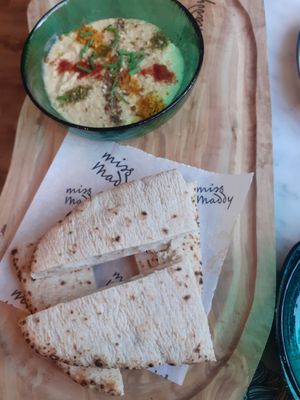 Flatbread with hummus at Miss Maddy in Delft