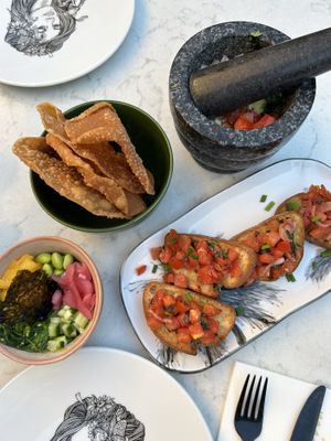 Vegan bruschetta, guacamole and mini pokebowl  at Miss Maddy in Delft