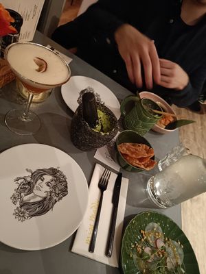 Vegan pornstar martini & mad max cocktail, table made guacamole at Miss Maddy in Delft