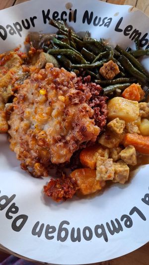 Brown rice, fritter, curry, beans & eggplant at Dapur Kecil Lembongan in Lembongan