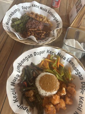 Buffet option with 3 sides. Peanut sauce also vegan!   at Dapur Kecil Lembongan in Lembongan