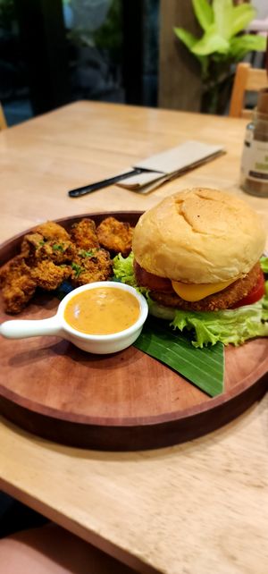 Sauce Tree Burger w/Cauli-Wings at Sauce Tree Sanur: Plant Based Cafe in Sanur