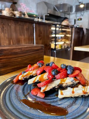 Open at 8:30 have a lot of breakfast options at Lounge del Brujo Centro Histórico in Arequipa