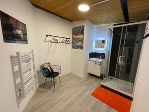 salle de douche Chambre 2 at Chez Ventura in Barjols