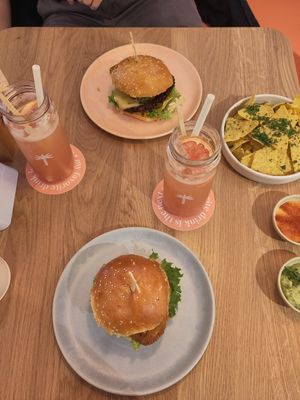 Leckeres veganes Fastfood (und sehr cute) at Hulala in Dusseldorf