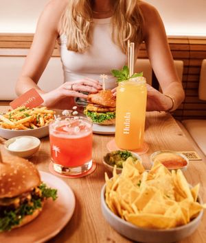 Hulala Vibes am Dienstagabend! 🍔🌴😎

Mit Burger, Superfries, Nachos & homemade Drinks at Hulala in Dusseldorf