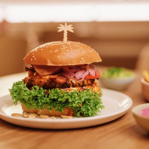 Peanutbutter Bacon Burger.

Unser Neuester im fluffigen Brioche Bun, belegt mit unserem saftigen Hulala-Patty, würziger Burgersauce, Salat,  at Hulala in Dusseldorf