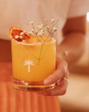 Sunset Peach

Wir haben den Sonnenuntergang ins Glas gefüllt: Fruchtig-säuerliche Explosion mit frischem Aprikosen-Pfirsich-Geschmack. at Hulala in Dusseldorf