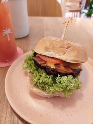 Burger 'The Bravocado' (11.50€) + drink 'Guava Lime Sparkler' (3.90€) at Hulala in Dusseldorf