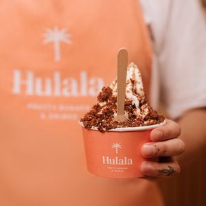 Cremiges Softeis, getoppt mit himmlischer Schokosauce, knusprigem Krokant und fluffigen Brownie Bites. at Hulala in Dusseldorf