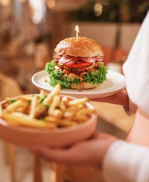 Peanutbutter Bacon Burger

Delicious Peanutbutter Bacon Burger: unser Neuester im fluffigen Brioche Bun, belegt mit unserem saftigen Hulala-Patty, würzig at Hulala in Dusseldorf