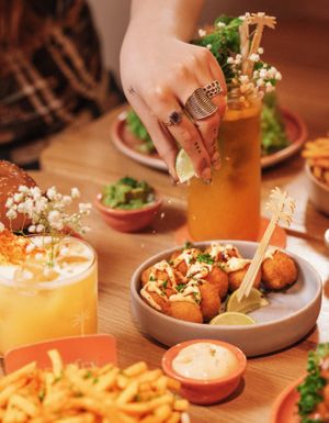 Chili Cheeze Balls

Saftige Forever Free Chickn Balls, fettarm zubereitet im Airfryer, mit knuspriger Panade und einem zart schmelzenden Kern aus Golden Cheeze Sauce. at Hulala in Dusseldorf