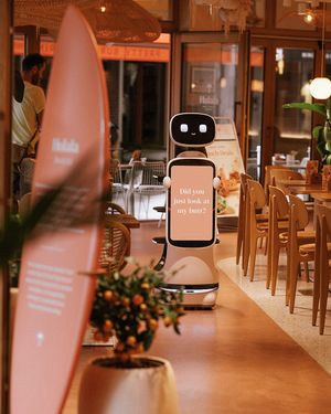Name a cuter employee 🥹😍 🤖 at Hulala in Dusseldorf