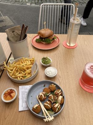 Cheeseballs und BBQ Burger   at Hulala in Dusseldorf