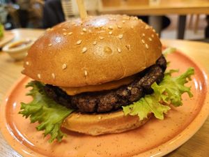 'BBQ Smash' - brioche bun, patty, BBQ & cheeze sauce, lettuce, tomatoes, onions, cucumber, vegan bacon (10.50) at Hulala in Dusseldorf
