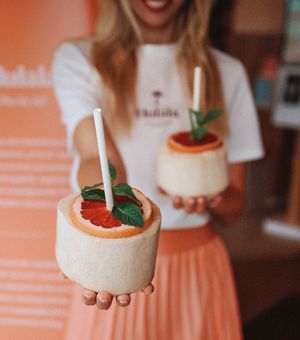 NEW: Fresh Coconut 🥥🌴

Sag Hallo zu unserer Kokosnuss – roh, wild, wunderschön. 🌺

100 % natürliches Kokoswasser – isotonisch, mineralstoffreich & ultra erfris at Hulala in Dusseldorf